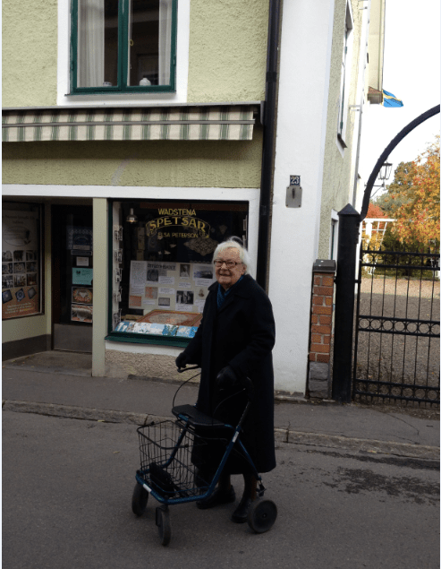 Mamma utanför affären